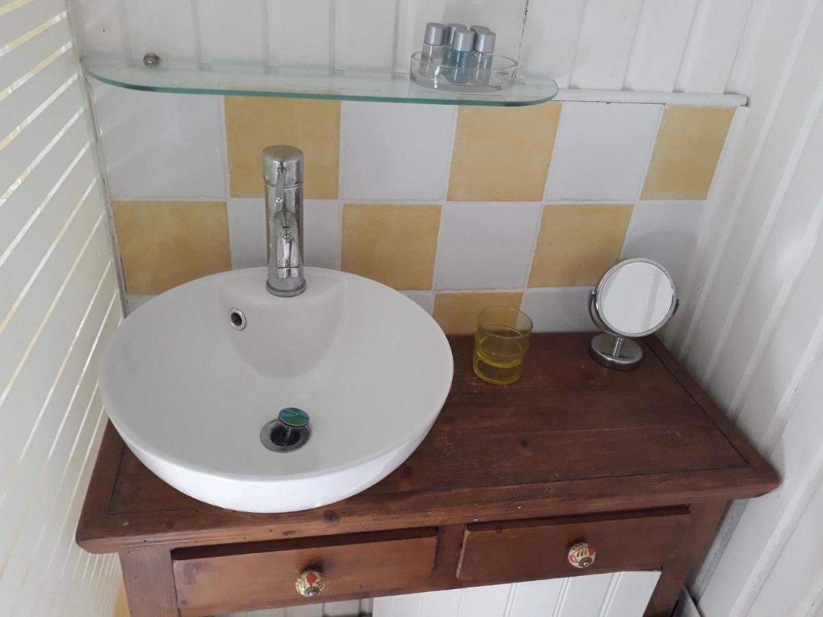 Bed and Breakfast Peniche Caroline Capestang Esterno foto